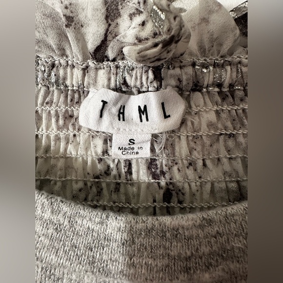 THML Blair Grey Knit Metallic Snake Print Size SMALL Lightweight Balloon Sleeves - Picture 4 of 11